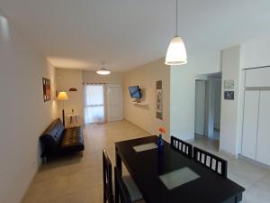 TV a/nebo společenská místnost v ubytování Apartamentos Valeria Medanos