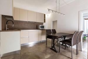 a kitchen with a table and chairs in a room at Suite Princess Sophie in Ostuni