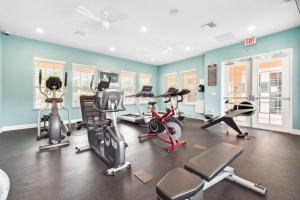 Un gimnasio con varios equipos de ejercicio en una habitación. en TR1394PNW - Brand New Beautiful Home, en Clermont