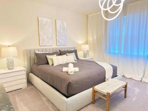 Un dormitorio con una cama grande y una silla. en TR1388PNW - Modern New Home 4 Bed, en Clermont 27 fotos más