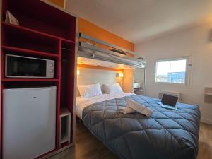 Postel nebo postele na pokoji v ubytování Premiere Classe Troyes Sud - Parc St Thibault + 37 fotografií