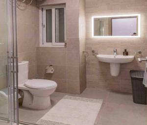 Un baño de Mediterranean Getaway APT - 2BR 15 fotos más
