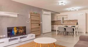 Una cocina o cocineta en Mediterranean Getaway APT - 2BR