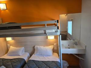 Postel nebo postele na pokoji v ubytování Premiere Classe Troyes Sud - Parc St Thibault