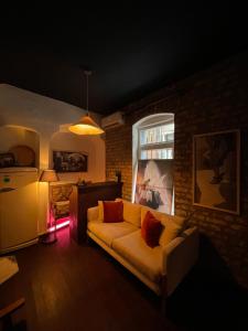 イスタンブールにあるReu de Hotelのソファとレンガの壁のあるリビングルーム +28枚の写真