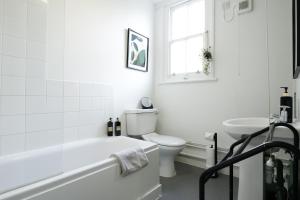 ein weißes Badezimmer mit Badewanne und Toilette in der Unterkunft - WINTER SALE - Entire 2-Bedroom Apartment in the bustling City Centre WIFI TRAIN & BUS STATION in Colchester