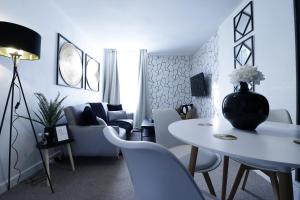 ein Wohnzimmer mit einem weißen Tisch und Stühlen in der Unterkunft - WINTER SALE - Entire 2-Bedroom Apartment in the bustling City Centre WIFI TRAIN & BUS STATION in Colchester