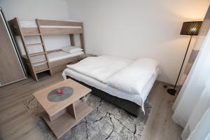 una piccola camera da letto con un letto e un tavolo di Apartmán Radvanička a Radvanice
