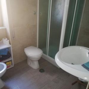a bathroom with a toilet and a shower and a sink at Donato C alloggio estivo in Scauri