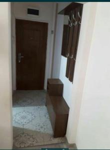 un pasillo con una puerta y un cajón en una habitación en Apartament Zeyn, en Buzau