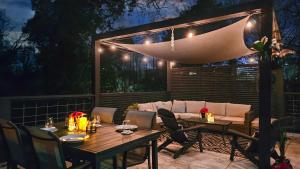 un patio avec une table, des chaises et un canapé dans l'établissement 2 King Bed Home, perfect for HPU, Furniture Market, à High Point