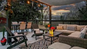 un patio avec un canapé, des tables et des chaises dans l'établissement 2 King Bed Home, perfect for HPU, Furniture Market, à High Point