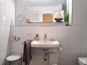 Ένα μπάνιο στο Achtern Diek Haus 7 Wohnung 3