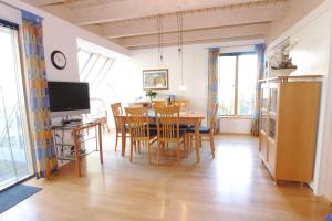 a kitchen and dining room with a table and chairs at Haus Kiek Över 9 in Zingst