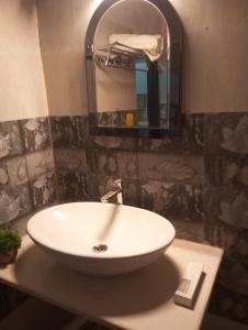 Un baño con un lavabo blanco y un espejo. en Cozy nook stay - Nearest stay from ram mandir 1 km, en Ayodhya 28 fotos más