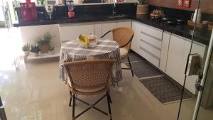 Η κουζίνα ή μικρή κουζίνα στο confortável suíte na zona Sul +2 φωτογραφίες