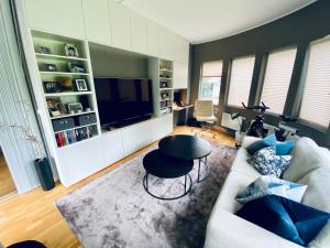 Μια τηλεόραση ή/και κέντρο ψυχαγωγίας στο Modern house with high standard - Close to city & the beach
