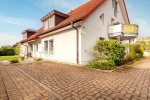 ツィングストにあるHafenstrasse 22a Wohnung 1の赤屋根の白屋根