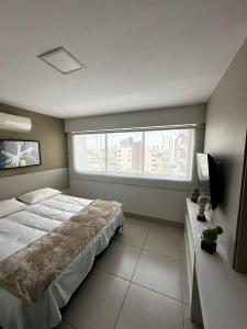 una camera da letto con un letto grande e una finestra di Flat Recife ilha do leite - Luxury piscina térmica a Recife