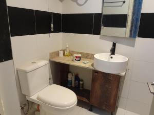 Koupelna v ubytování Cirey short-let Apartment Lifecamp + 5 fotografií