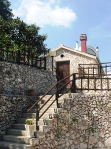 um conjunto de escadas que levam a um edifício com uma porta em Agriturismo Monte Sacro em Mattinata