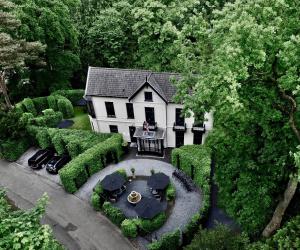 an aerial view of a house with a garden at Boutique hotel Villa Trompenberg in Hilversum