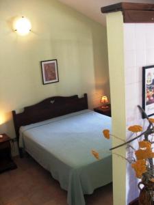 1 dormitorio con 1 cama con colcha azul en Agriturismo Monte Sacro en Mattinata