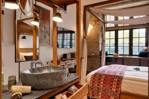 Postel nebo postele na pokoji v ubytování Bryggen Guldsmeden + 73 fotografií