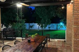 Una mesa de madera en un patio con valla. en Quinta Maderoo 5, en Parras de la Fuente