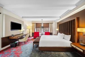 une chambre d'hôtel avec un lit et un bureau dans l'établissement Lexington Plaza Hotel, à New York 104 autres photos