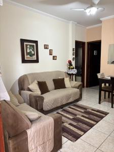 a living room with a couch and a table at Apartamento Central, oitavo andar in Serra Negra