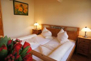 Postel nebo postele na pokoji v ubytování Hotel zur Post
