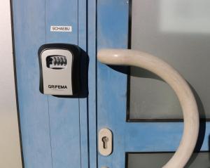 a close up of a door with a metal handle at SchaeBu! 11 Zwischen Uni & Zentrum in Cottbus