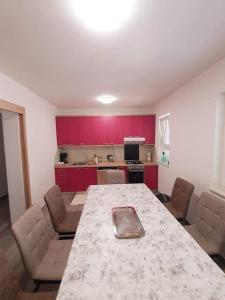 Televízia a/alebo spoločenská miestnosť v ubytovaní Apartmens Beach house