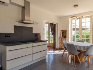 Η κουζίνα ή μικρή κουζίνα στο Charmante maison avec piscine privée au cœur du Périgord - FR-1-824-22