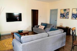 TV a/nebo společenská místnost v ubytování Kaye Devo Villa- Car Packages Offered