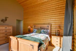 Katil atau katil-katil dalam bilik di Fairplay Cabin with Mountain Views!