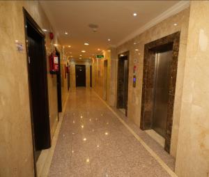 un corridoio vuoto in un edificio con corridoio di فندق لدان الفضي-Lidan Alfidy Hotel a Al Masfalah