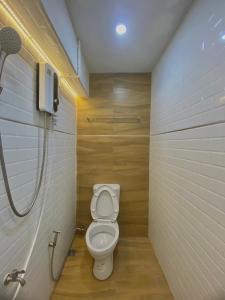 ein Badezimmer mit Toilette und Dusche in der Unterkunft THE24 Residence in Yala + 12 Fotos