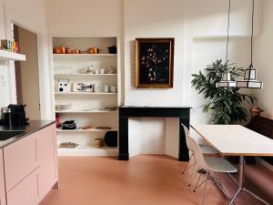 ユトレヒトにあるIn de Pastorie Utrecht - Old rectory, just steps away from the city centerのダイニングルーム(デスク、テーブル付) +28枚の写真