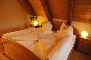 Postel nebo postele na pokoji v ubytování Hotel zur Post
