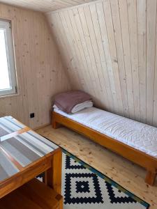 Postel nebo postele na pokoji v ubytování Ośrodek Ustronie w Myczkowcach