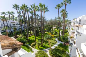 an aerial view of the courtyard of a resort with palm trees at Apartamentos Urb, La Alcazaba 614 y 642 Banus Marbella in Marbella