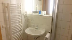 Koupelna v ubytování Altstadt- und Businesshotel Pfaubräu - Brauereigasthof - Frühstücksbuffet - kostenfreie Radgarage - Hunde willkommen