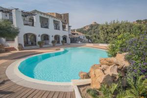 una gran piscina frente a una casa en Beautiful Giardino Degli Oleandri-1BedApt B4 Prem, en Liscia di Vacca