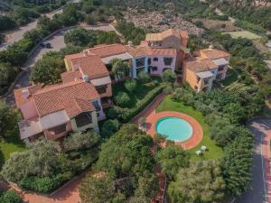 una vista aérea de una casa con piscina en Beautiful Giardino Degli Oleandri-1BedApt B4 Prem, en Liscia di Vacca