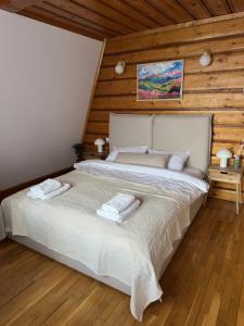 a bedroom with a large bed with two pillows at BUKOWA Jezioro Żywieckie Beskid Żywiecki Śląski Sauna Jacuzzi Kominek Morsowanie Tresna Żywiec Szczyrk in Tresna