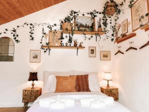 A bed or beds in a room at La Belle Vue Studio - Lakeview, Pool, Free Parking