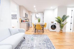 ブルックリンにある323-1 Spacious 2BR Williamsburgの白いソファとテーブルのあるリビングルーム