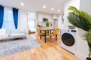 ブルックリンにある323-1 Spacious 2BR Williamsburgのキッチン、リビングルーム(テーブル、洗濯機付)